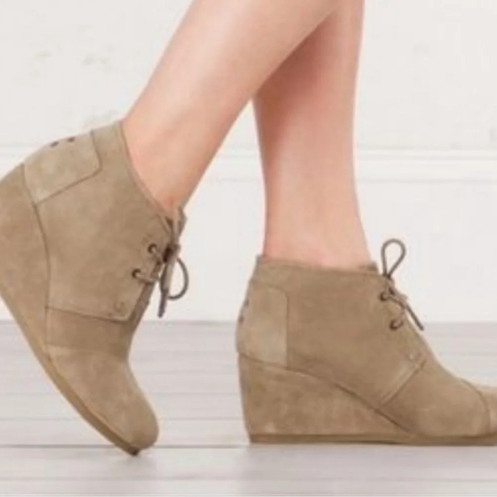 Tom’s Women’s Wedge Ankle Booties Size 6.5 Desert Sands Tan Suede Lace Up